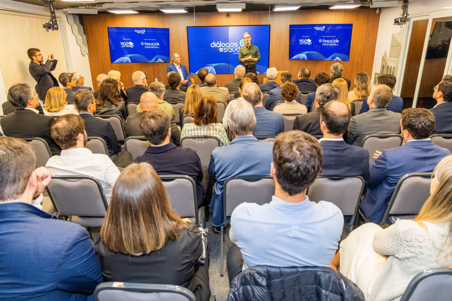 Romeu Zema participa do Diálogos da Saúde